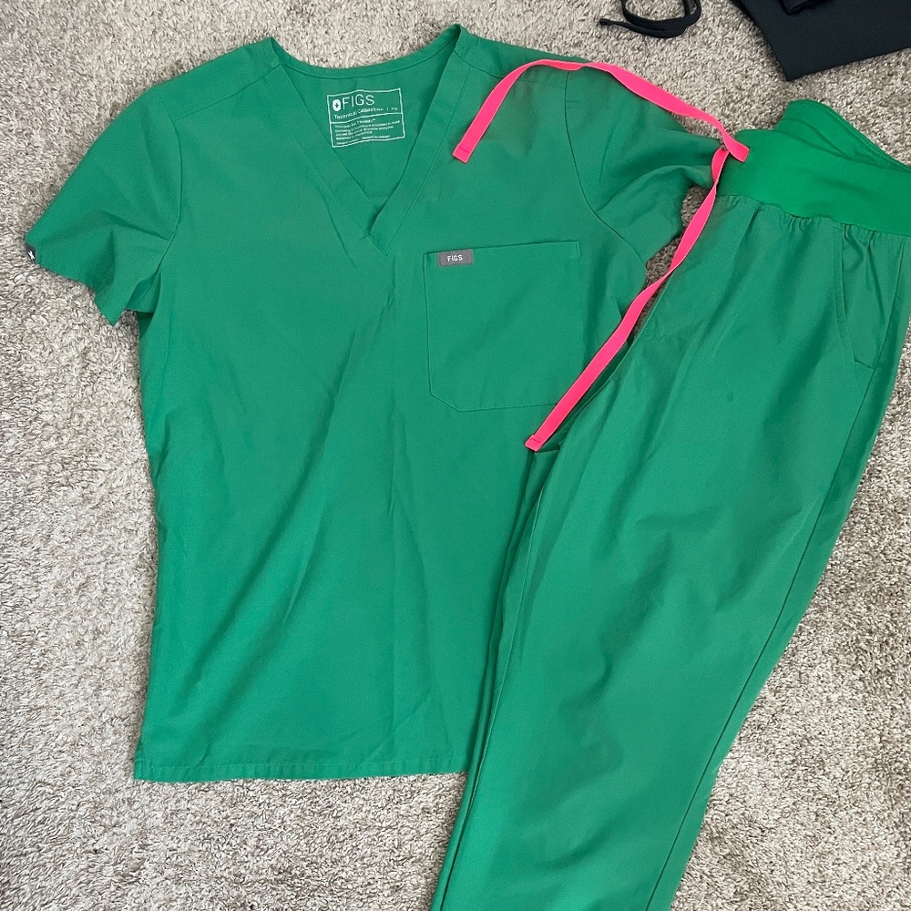 Figs scrubs/Top & jogger bottoms